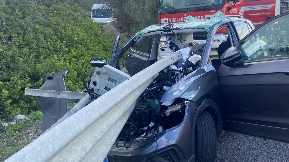 L’auto finisce infilzata nel guardrail, donna estratta con le cesoie dai vigili del fuoco