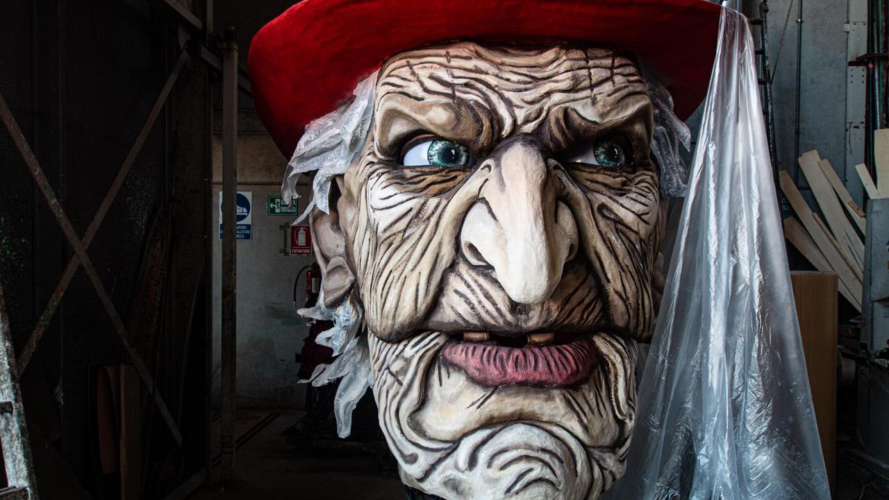 Una delle meravigliose sculture in cartapesta del carnevale di Viareggio (foto d'archivio)