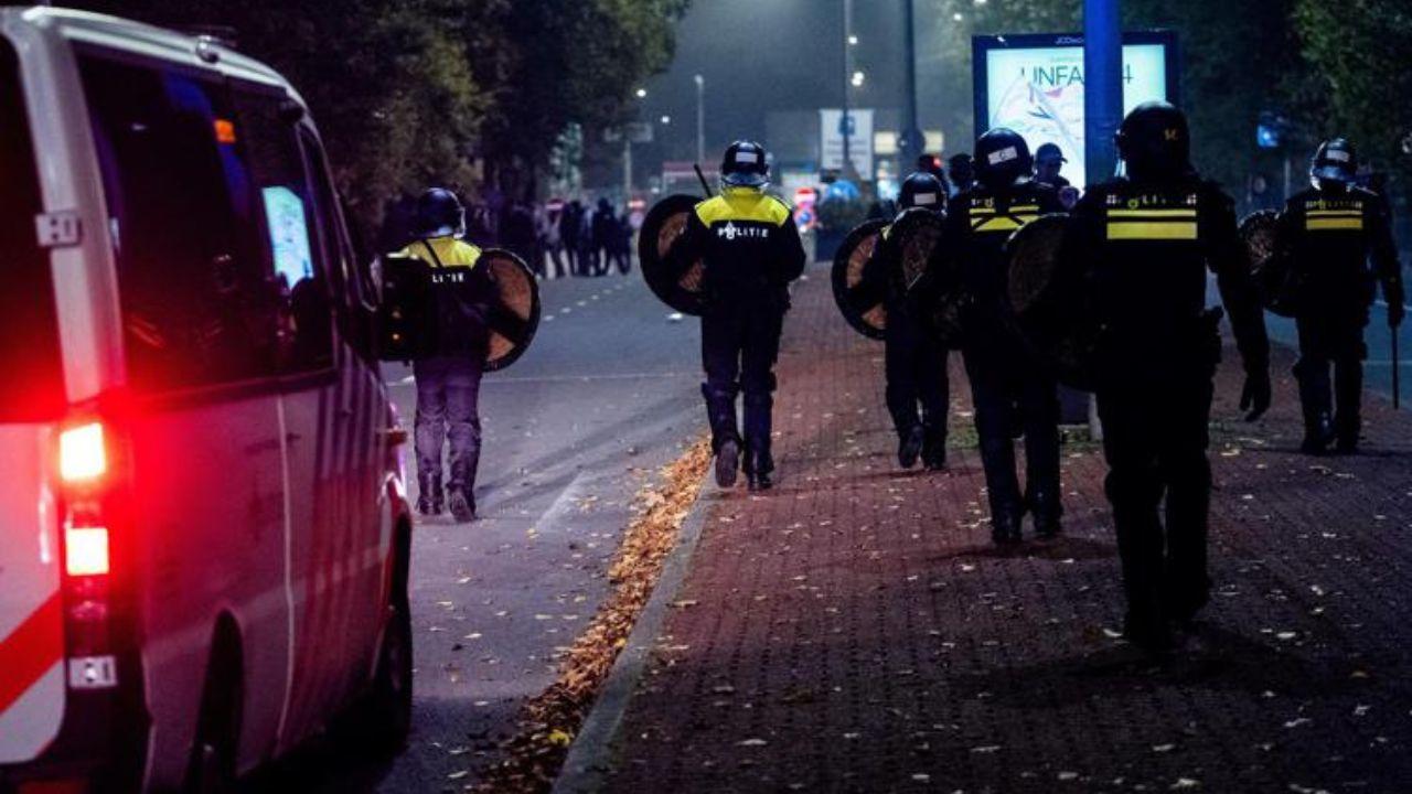La polizia olandese (foto da Adnkronos, Fotogramma /Ipa)