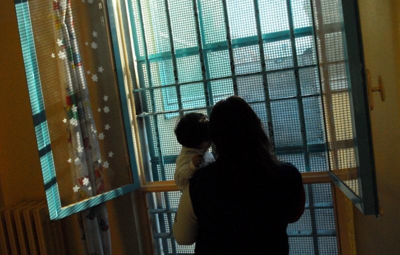 Torna a casa la donna che era in carcere con la figlia di 18 mesi