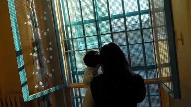 Torna a casa la donna che era in carcere con la figlia di 18 mesi