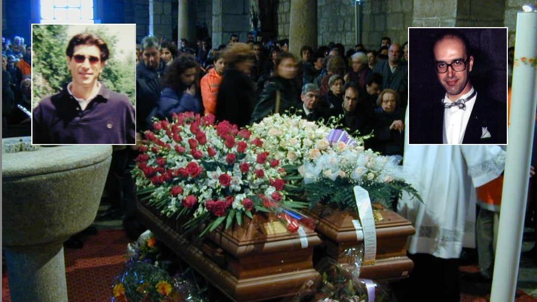 
	I funerali dei due volontari (foto Gavino Sanna). Nel riquadro a sinistra Bazzoni, a destra Sircana

