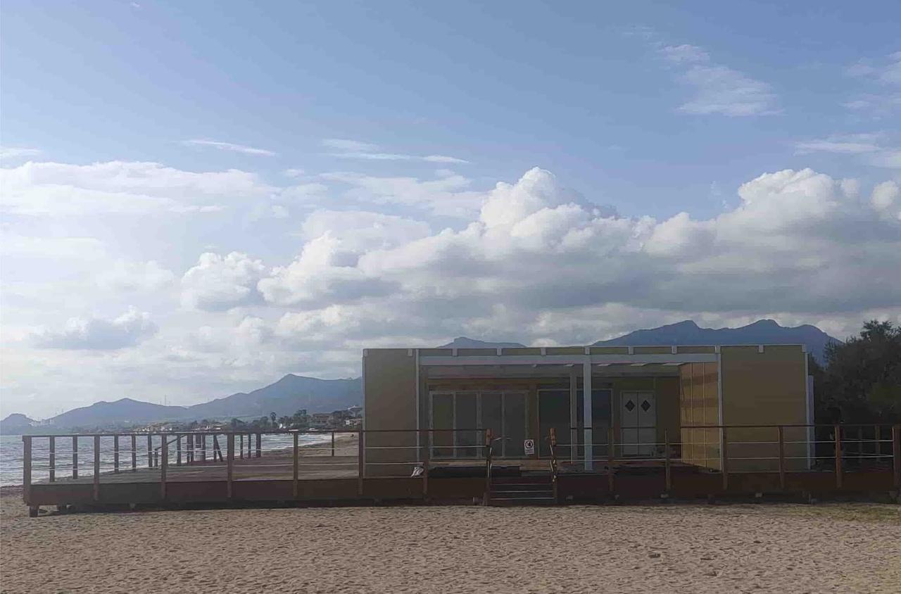 «Chiosco senza autorizzazioni sulla spiaggia»: la denuncia del Gruppo di intervento giuridico