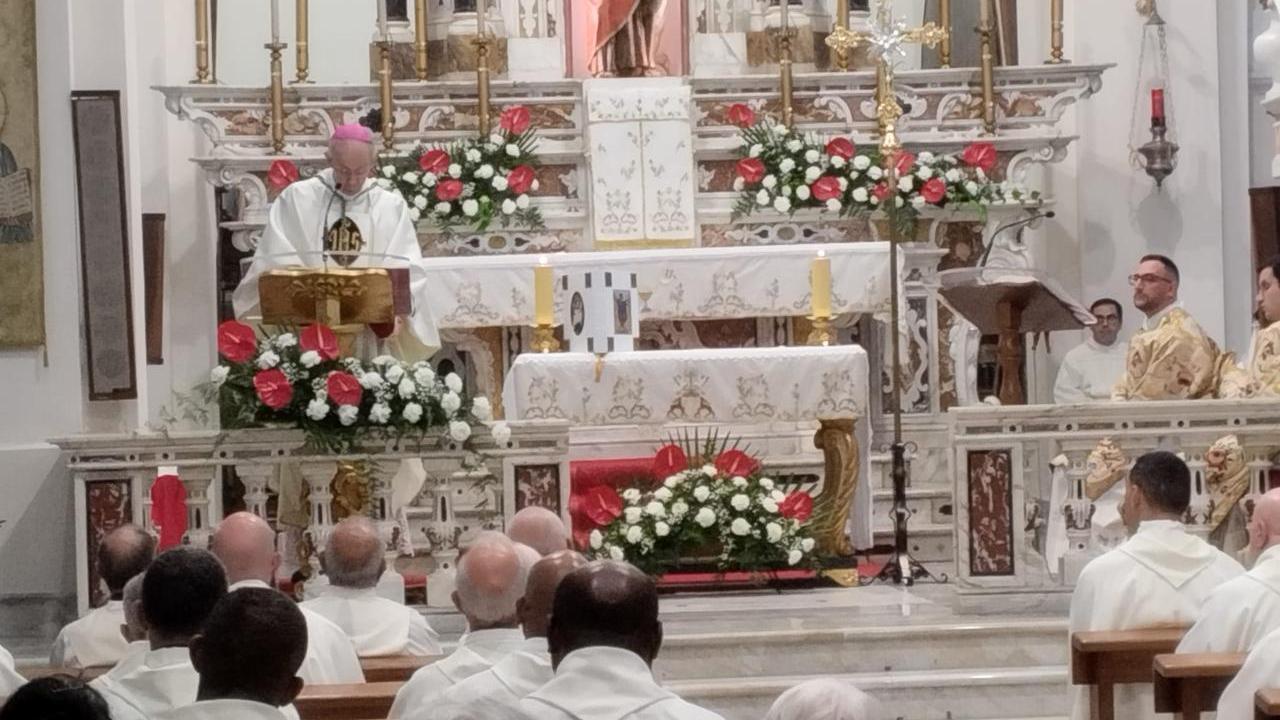 Il vescovo Antonello Mura durante la celebrazione