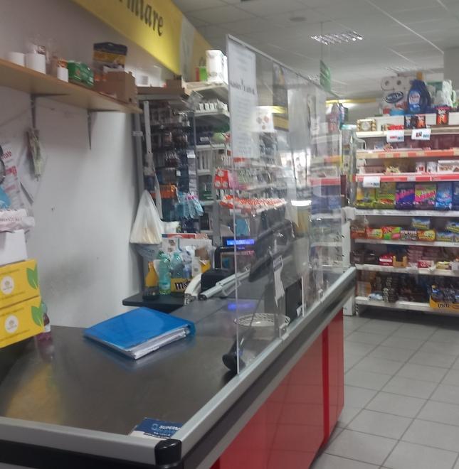 Rapina al market poco prima della chiusura: cassiera minacciata con la pistola