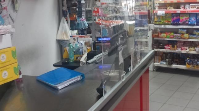 Rapina al market poco prima della chiusura: cassiera minacciata con la pistola