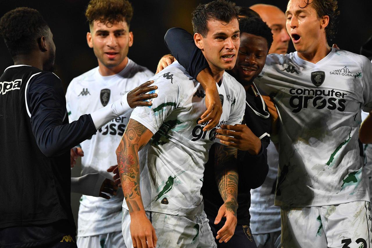 
	Pietro Pellegri festeggiato dai compagni dopo il gol del vantaggio

