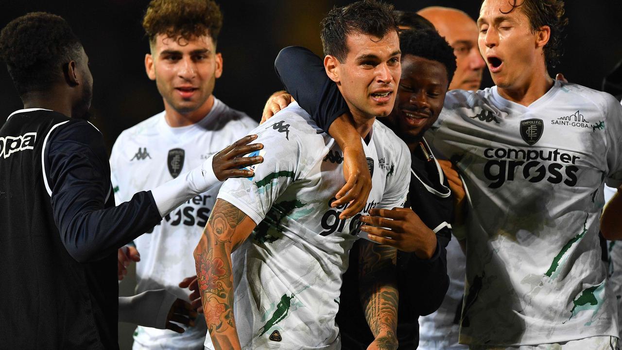 Pietro Pellegri festeggiato dai compagni dopo il gol del vantaggio