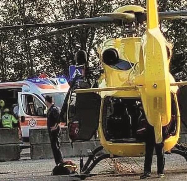 Cento, crolla il controsoffitto nella Stazione di posta: muratore travolto