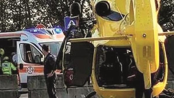 Cento, crolla il controsoffitto nella Stazione di posta: muratore travolto