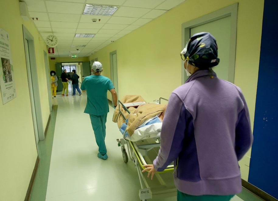 Toscana, aggressioni a medici e infermieri: trenta pazienti violenti rintracciati e multati. Cosa si rischia