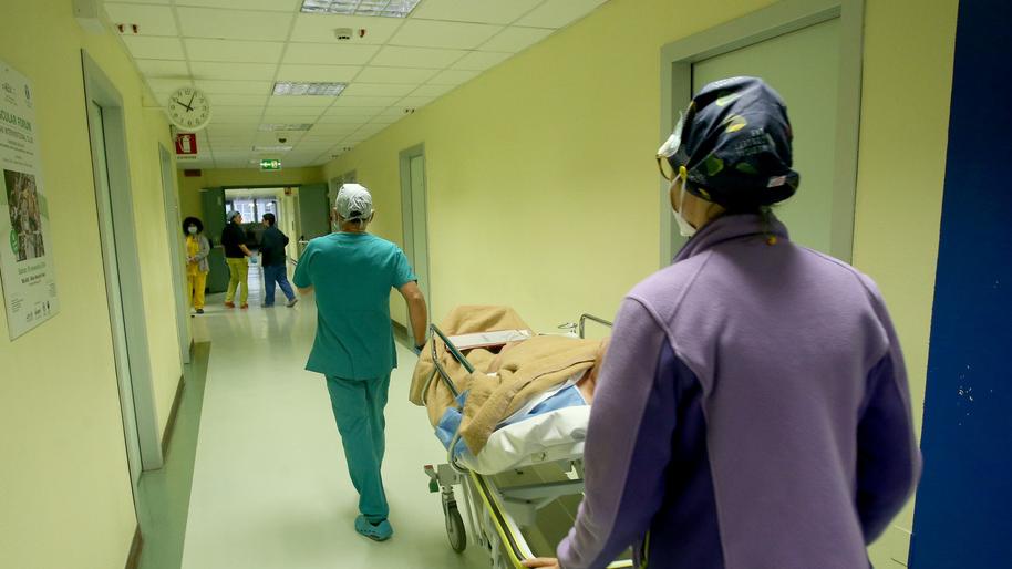 Toscana, aggressioni a medici e infermieri: trenta pazienti violenti rintracciati e multati. Cosa si rischia