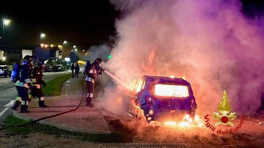 Olbia, incendio distrugge un suv in un parcheggio pubblico