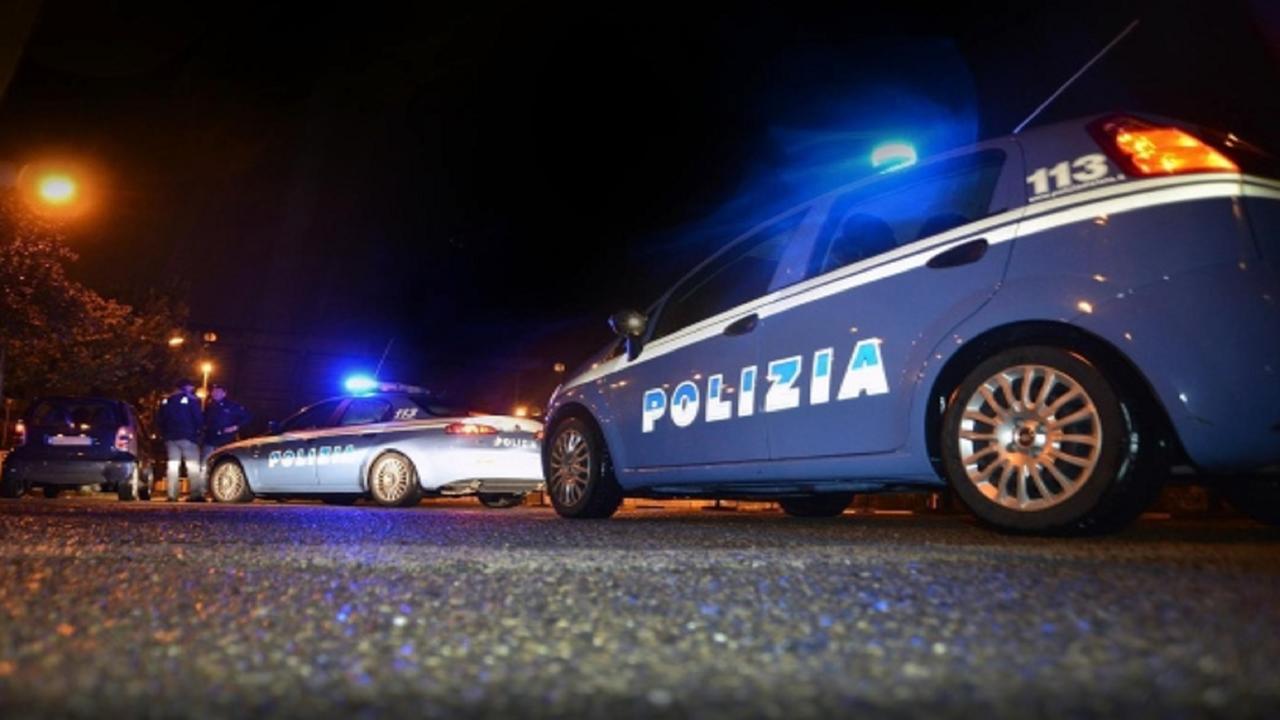 Prato, scopre il ladro sulla grondaia e lo picchia