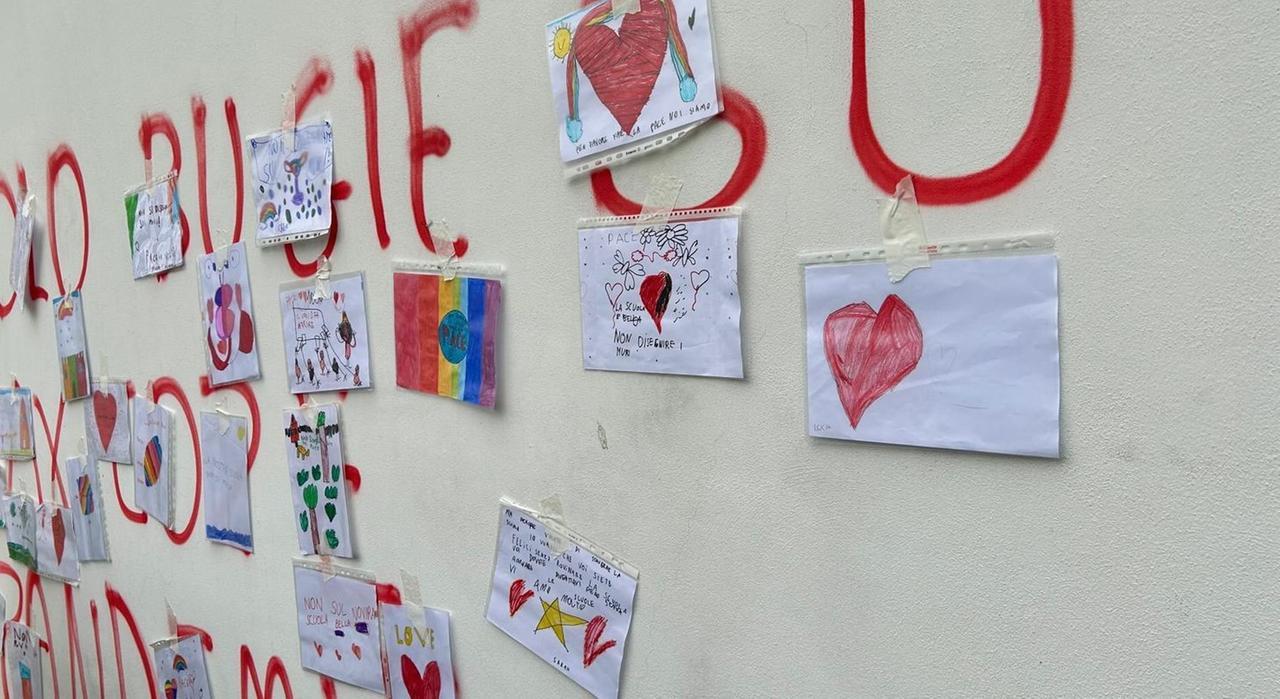 No-vax imbrattano le scuole Saltini di Carpi: i bambini coprono le scritte con i disegni