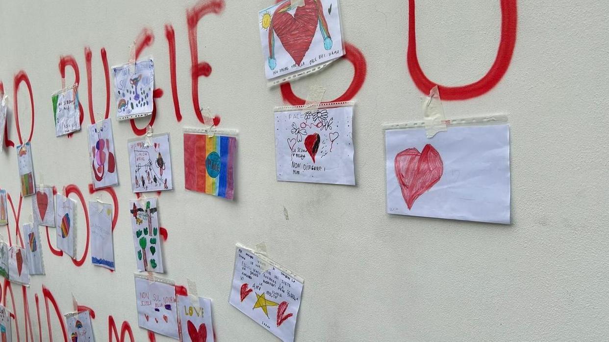 No-vax imbrattano le scuole Saltini di Carpi: i bambini coprono le scritte con i disegni