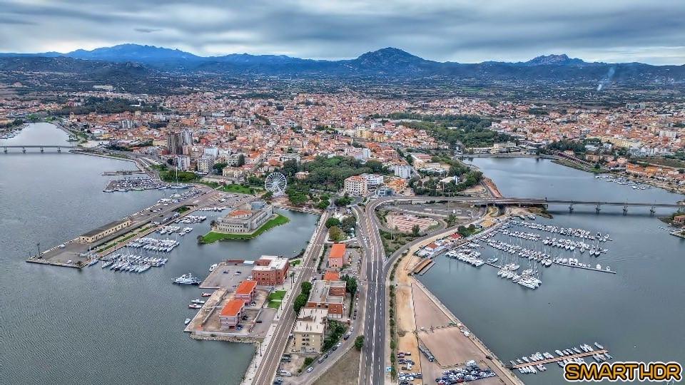 Una veduta aerea della città di Olbia