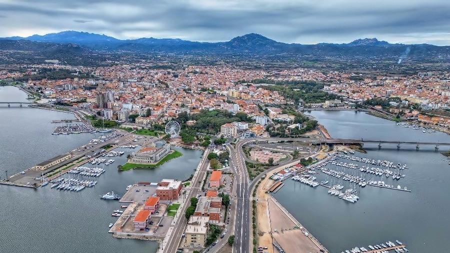 Una veduta aerea della città di Olbia