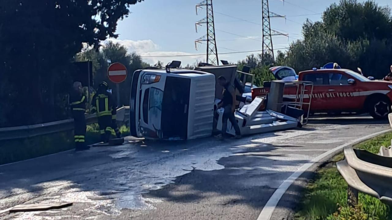 Sassari, furgone si ribalta all’ingresso della strada per Ittiri