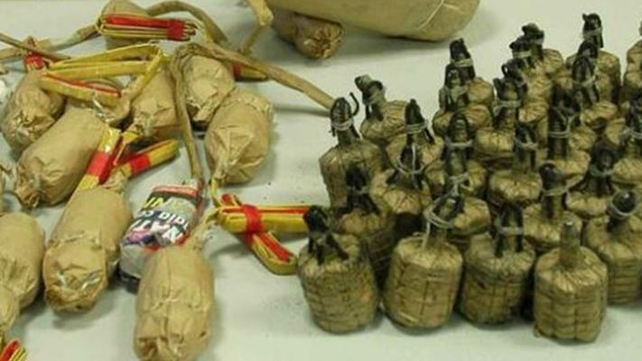Prato, oltre due tonnellate di fuochi d’artificio stoccate in casa e in garage: arrestato un cinese