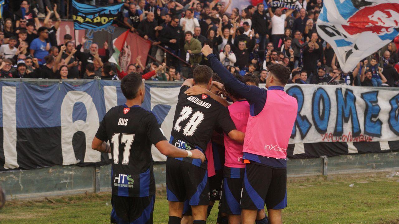 
	L'esultanza dei giocatori del Pisa sotto la Curva Nord

