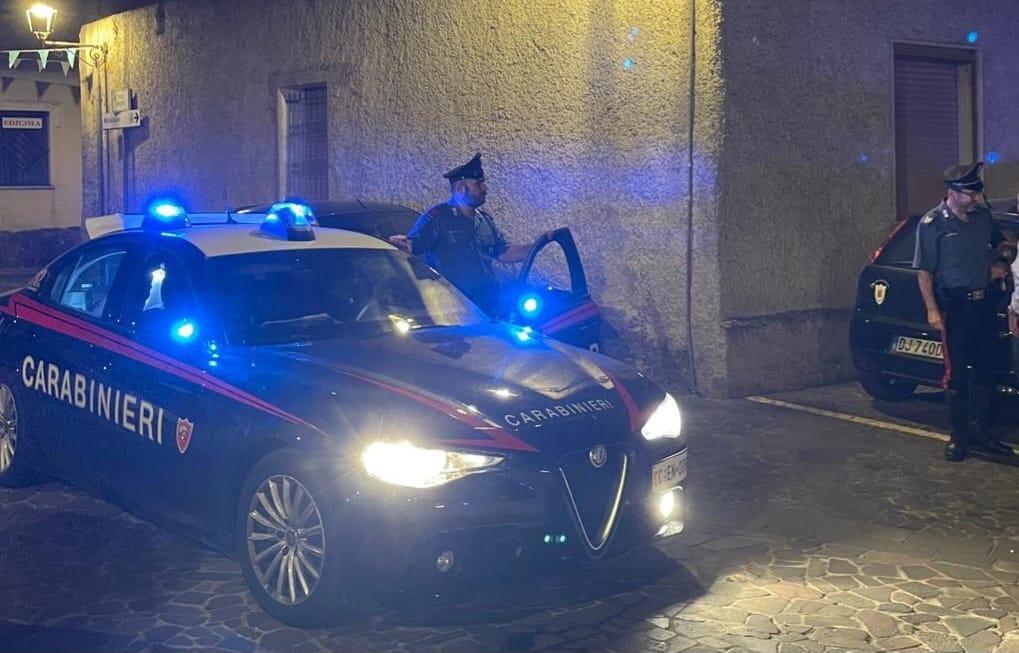 Entra nella camera di una 15enne, la madre se ne accorge e chiama i carabinieri: arrestato