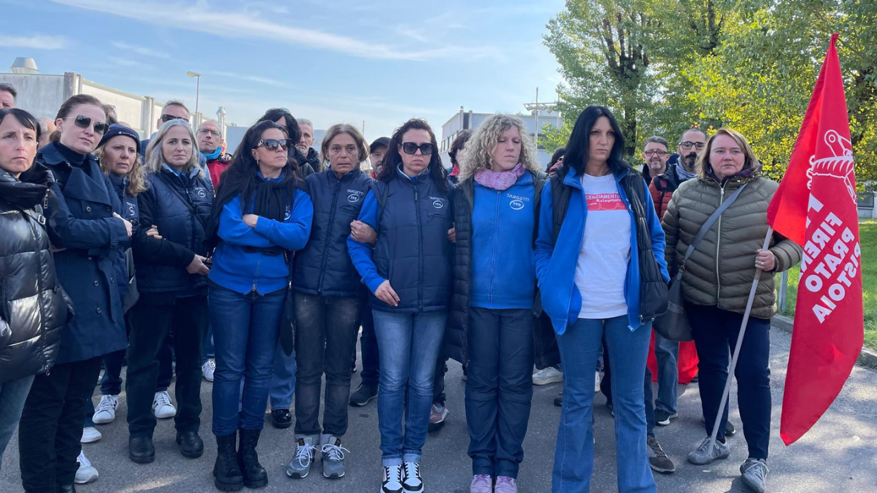 Un gruppo di lavoratrici dell'azienda in via di chiusura