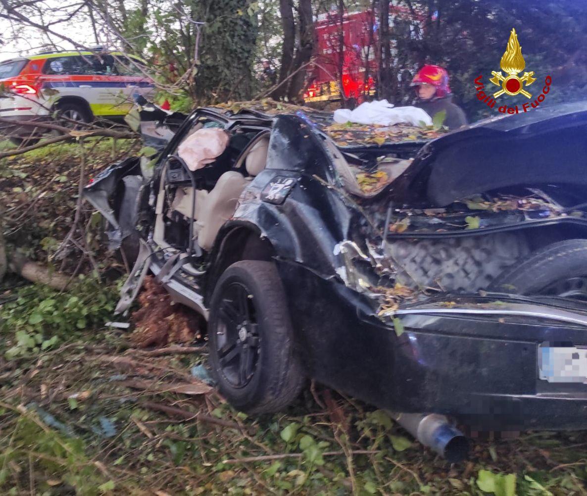Auto sbanda e finisce fuori strada: due feriti gravi
