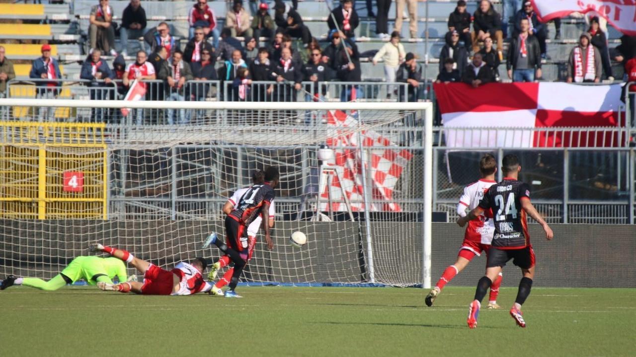 <strong>Diakite </strong>segna il gol del momentaneo vantaggio rossoblù