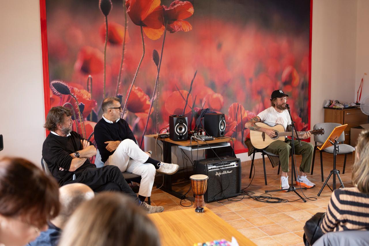 Domusnovas, visita a sorpresa di Jovanotti e Soldini alla comunità “Lo Specchio”