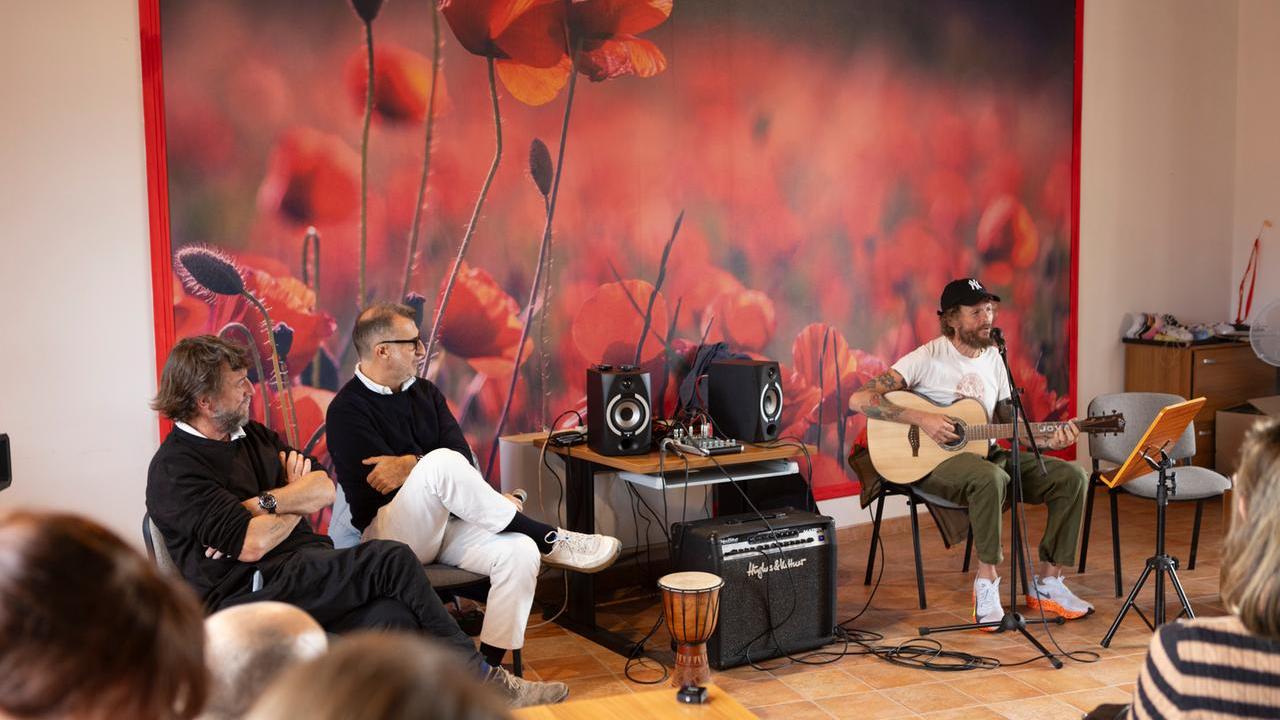 Domusnovas, visita a sorpresa di Jovanotti e Soldini alla comunità “Lo Specchio”