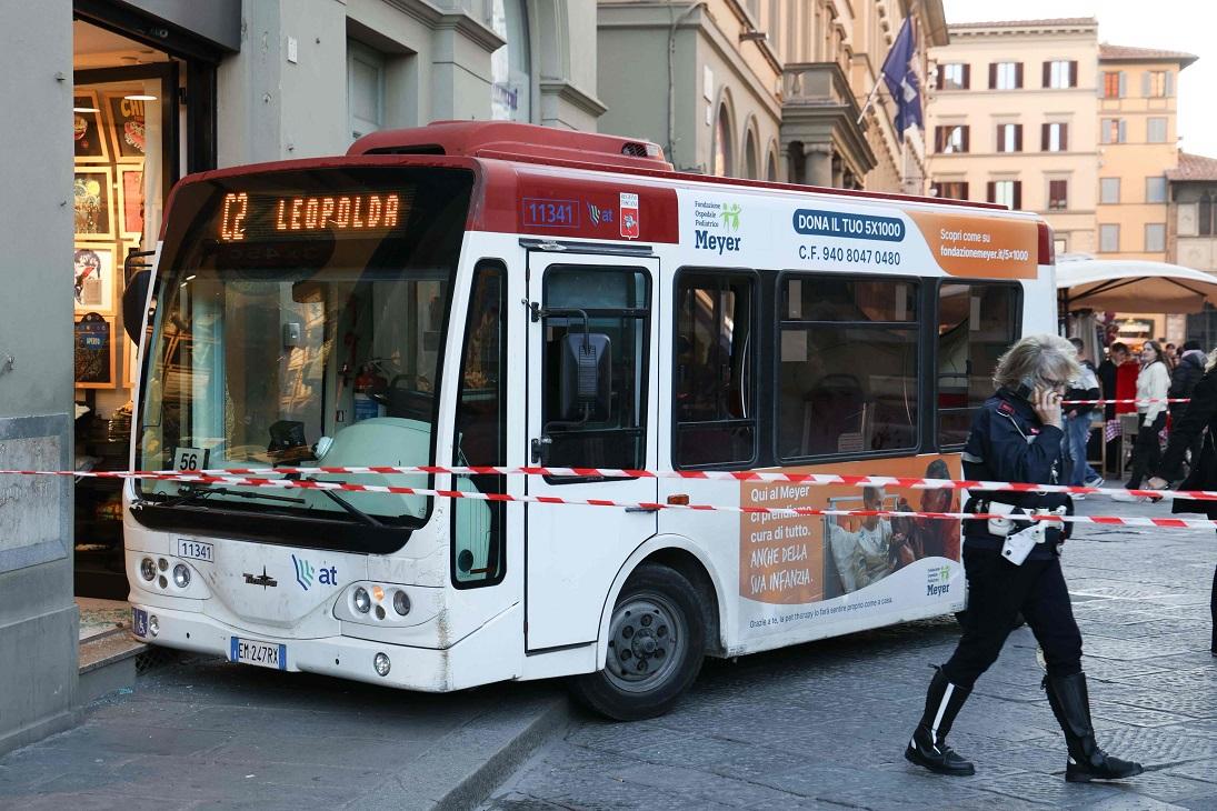 Firenze, bussino sfonda una vetrina in piazza Duomo: due bimbe ferite lievemente