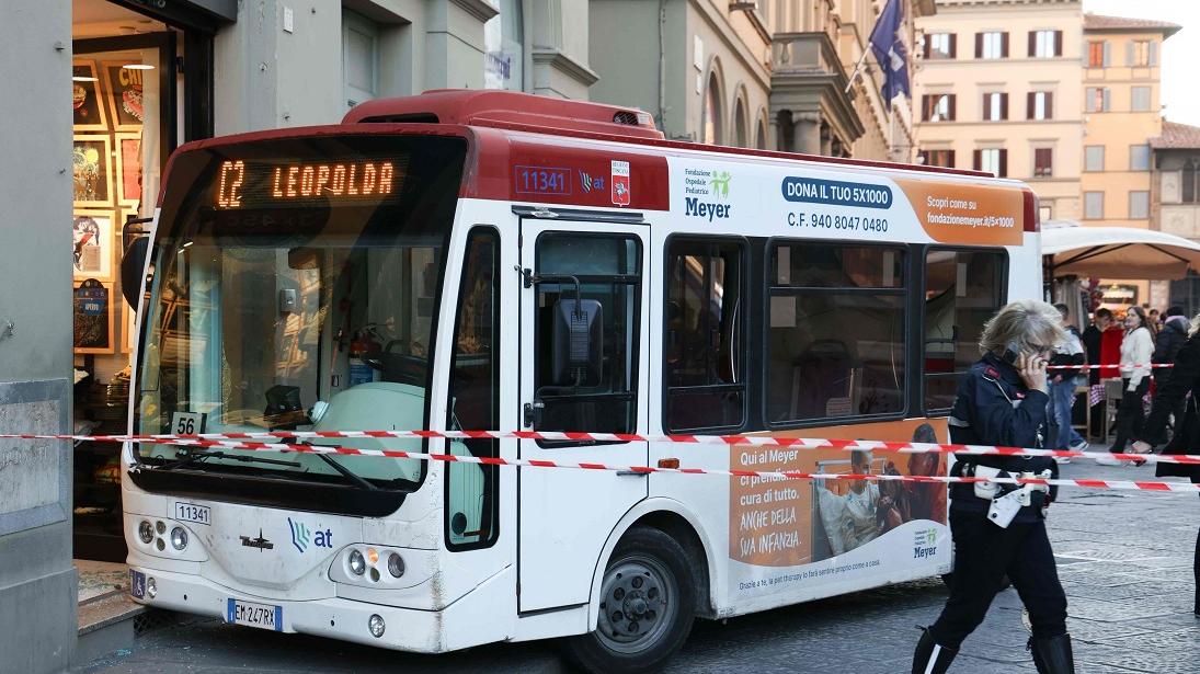 Firenze, bussino sfonda una vetrina in piazza Duomo: due bimbe ferite lievemente