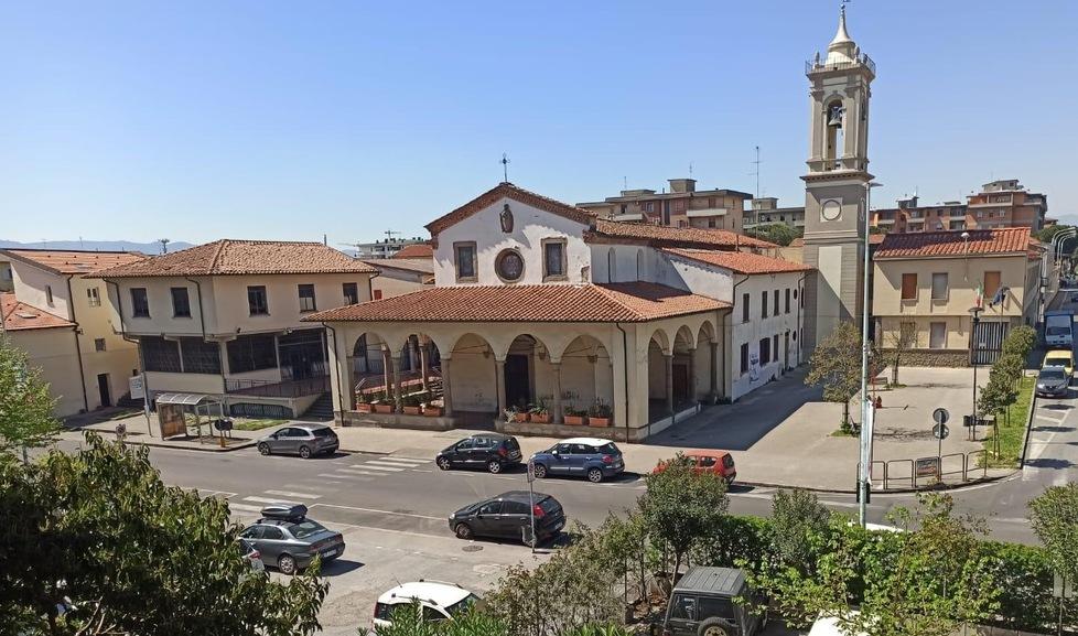 Prato, spruzzano spray urticante durante la messa per uno scherzo: malori e tutti all'aria aperta