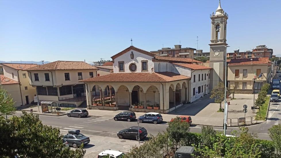 Prato, spruzzano spray urticante durante la messa per uno scherzo: malori e tutti all'aria aperta