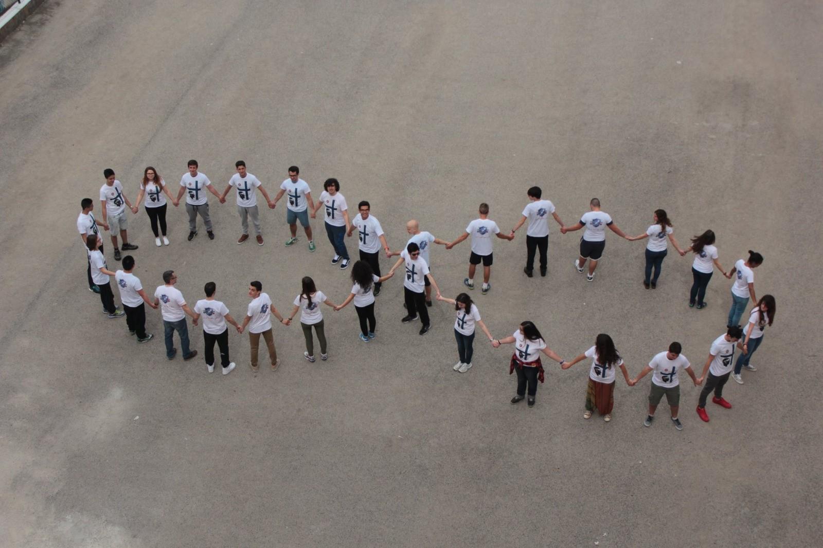 Il simbolo dell'infinito formato dai ragazzi e dalle ragazze del liceo Spano di Sassari in segno di omaggio al professor Angelo Orlacchio