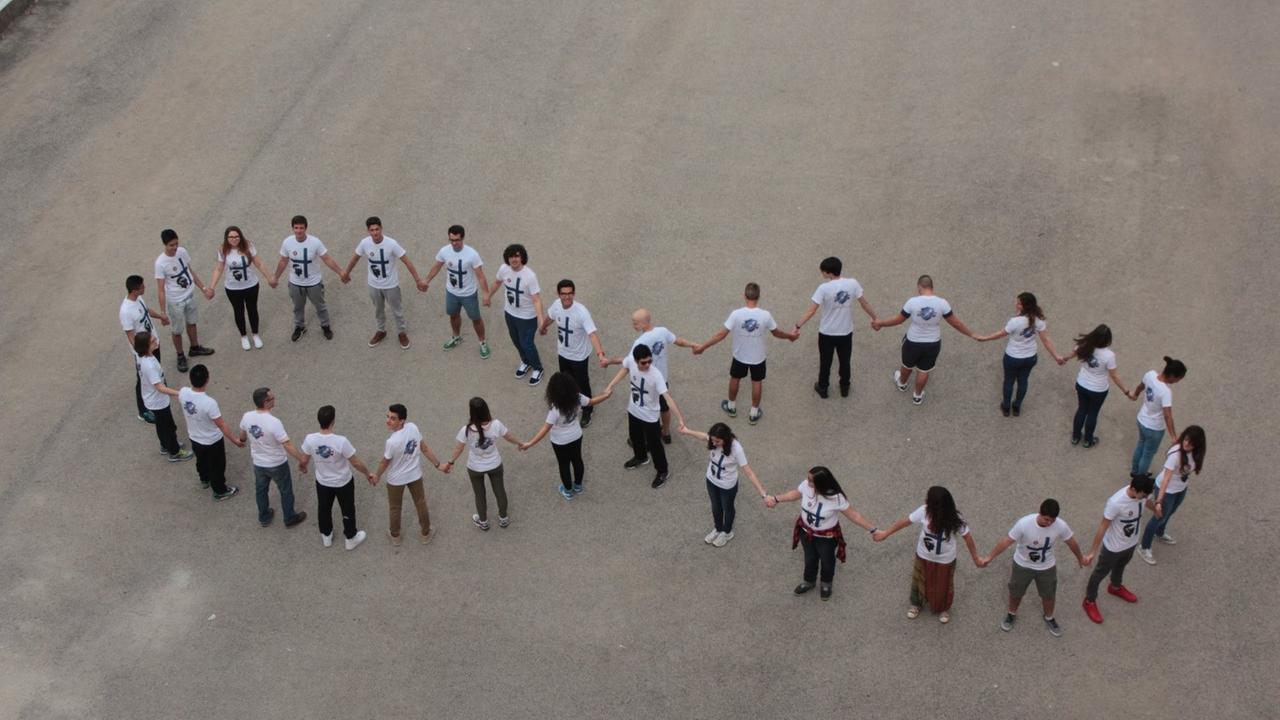 Il simbolo dell'infinito formato dai ragazzi e dalle ragazze del liceo Spano di Sassari in segno di omaggio al professor Angelo Orlacchio