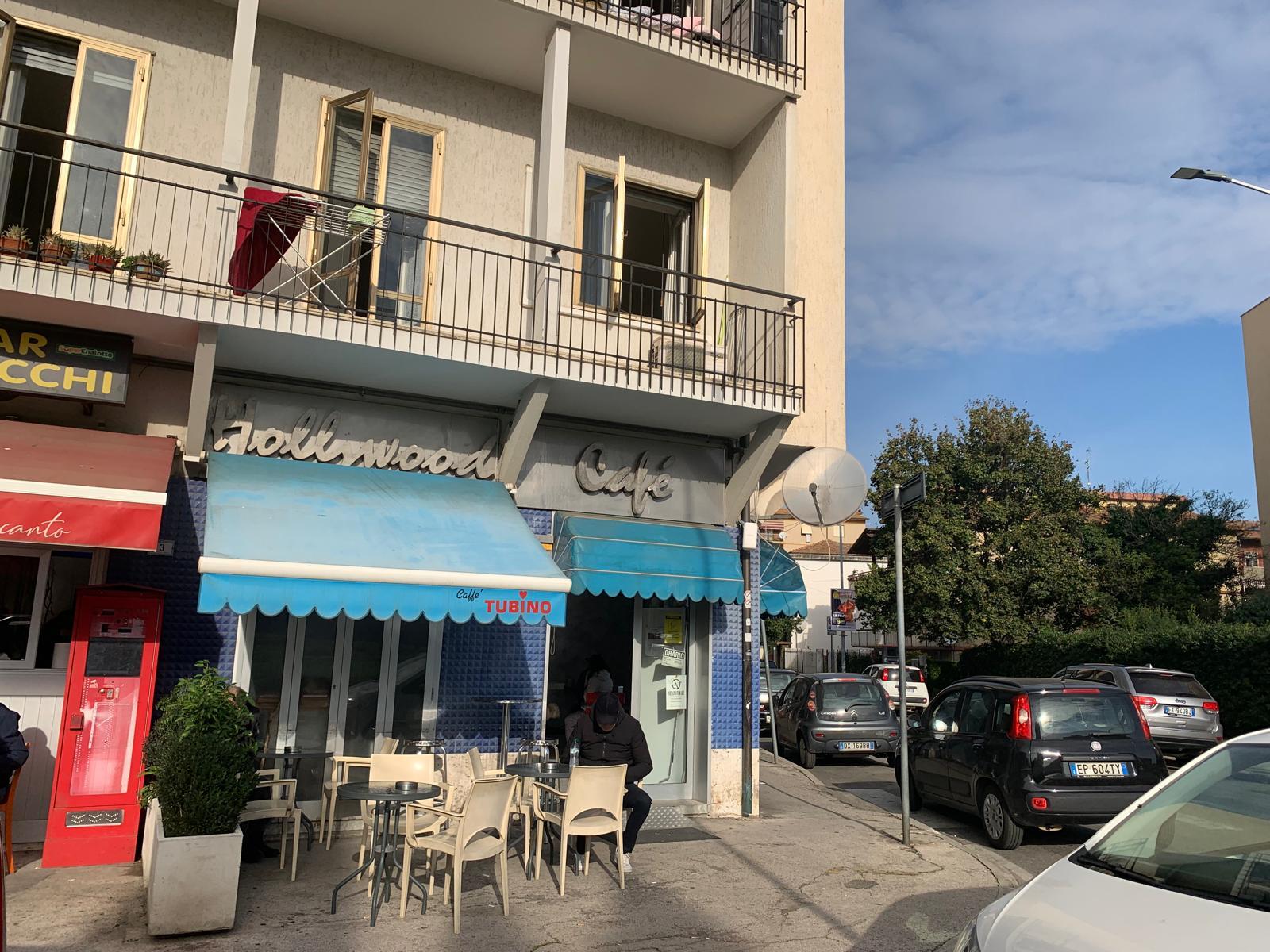 Grosseto, pistola in pugno al bar per pochi euro. La titolare: «Ho paura, non lavoro più tranquilla»