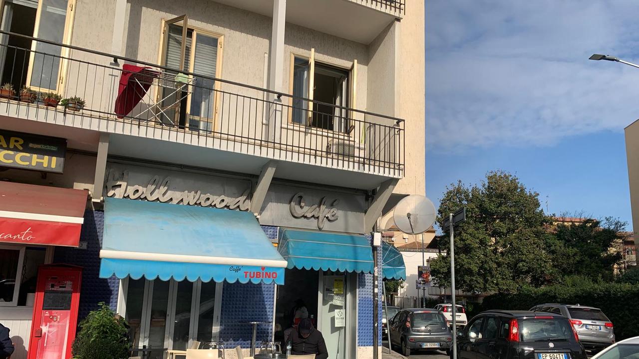 Grosseto, pistola in pugno al bar per pochi euro. La titolare: «Ho paura, non lavoro più tranquilla»