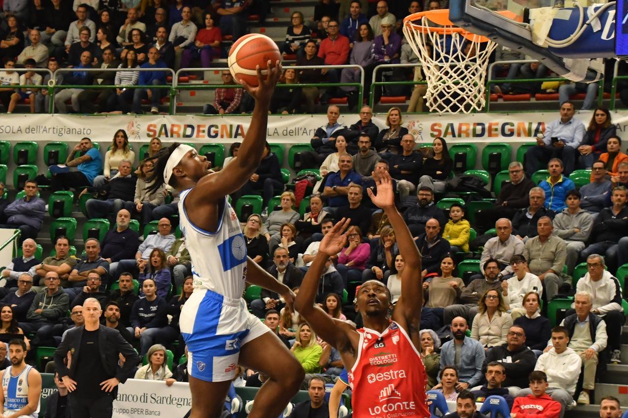 La Dinamo chiude in svantaggio il primo tempo con Pistoia