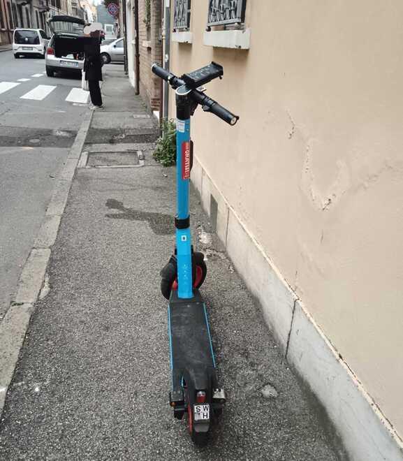 A Ferrara monopattini senza rimozione. «Sostituiscono solo le batterie»