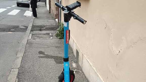 A Ferrara monopattini senza rimozione. «Sostituiscono solo le batterie»