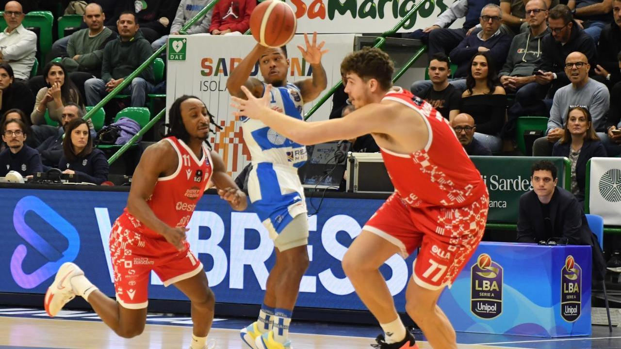 La Dinamo all’ultimo respiro vince con Pistoia: 77-75