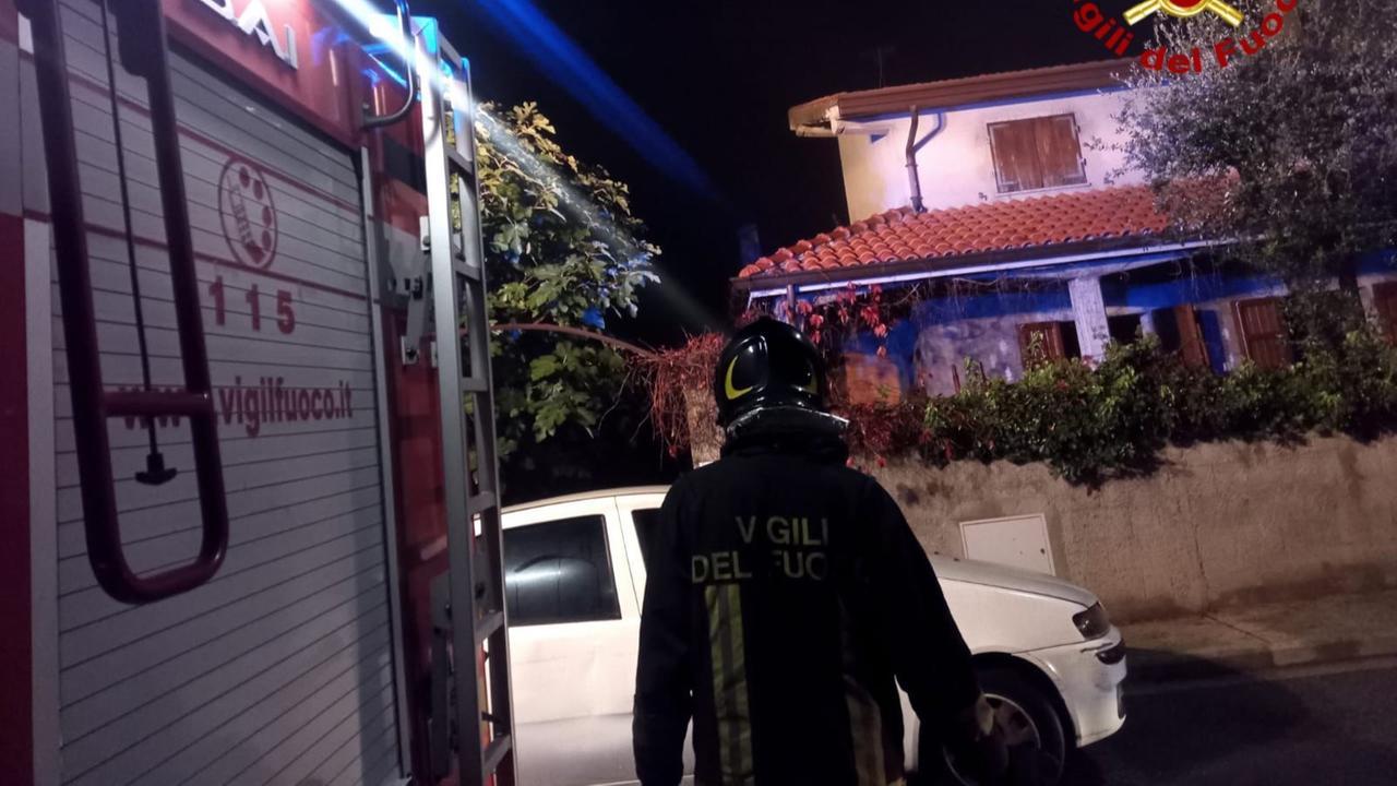 Prende fuoco la casa dopo una fuga di gas, muore il proprietario