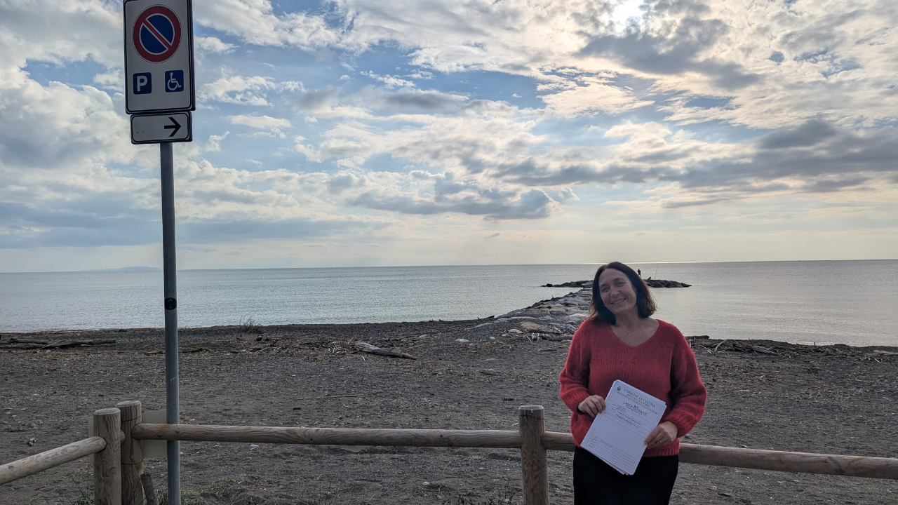 L’assessora alle politiche sociali del Comune di Cecina Simona Salvadori davanti alla spiaggia delle Gorette