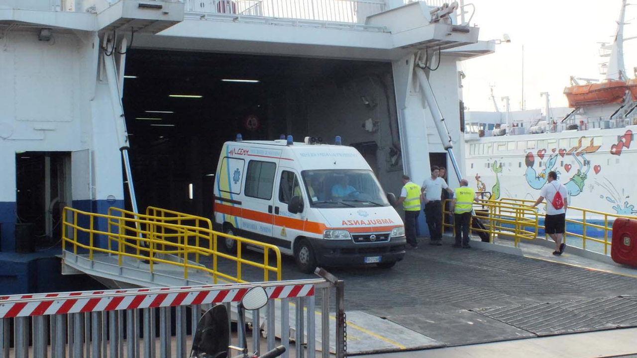 Lo sbarco di una ambulanza da una nave (foto Paolo Barlettani)