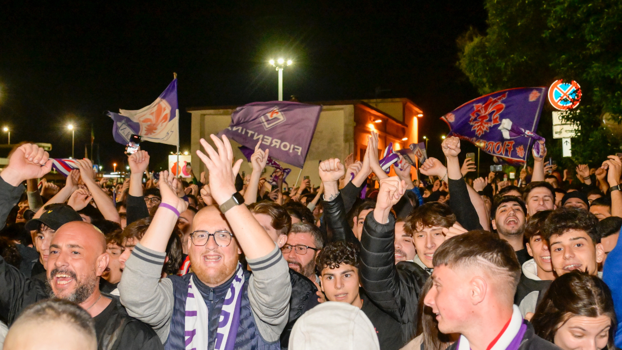 La gioia dei tifosi fuori dallo stadio
