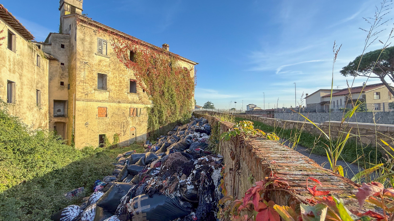 Villa Baldi circondata da sacchi (foto Nucci)