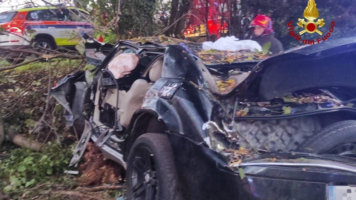 In auto contro un albero: due feriti gravissimi