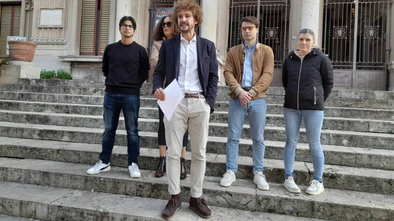 Edoardo Fanucci presenta l’esposto sulle scale del municipio di viale Verdi